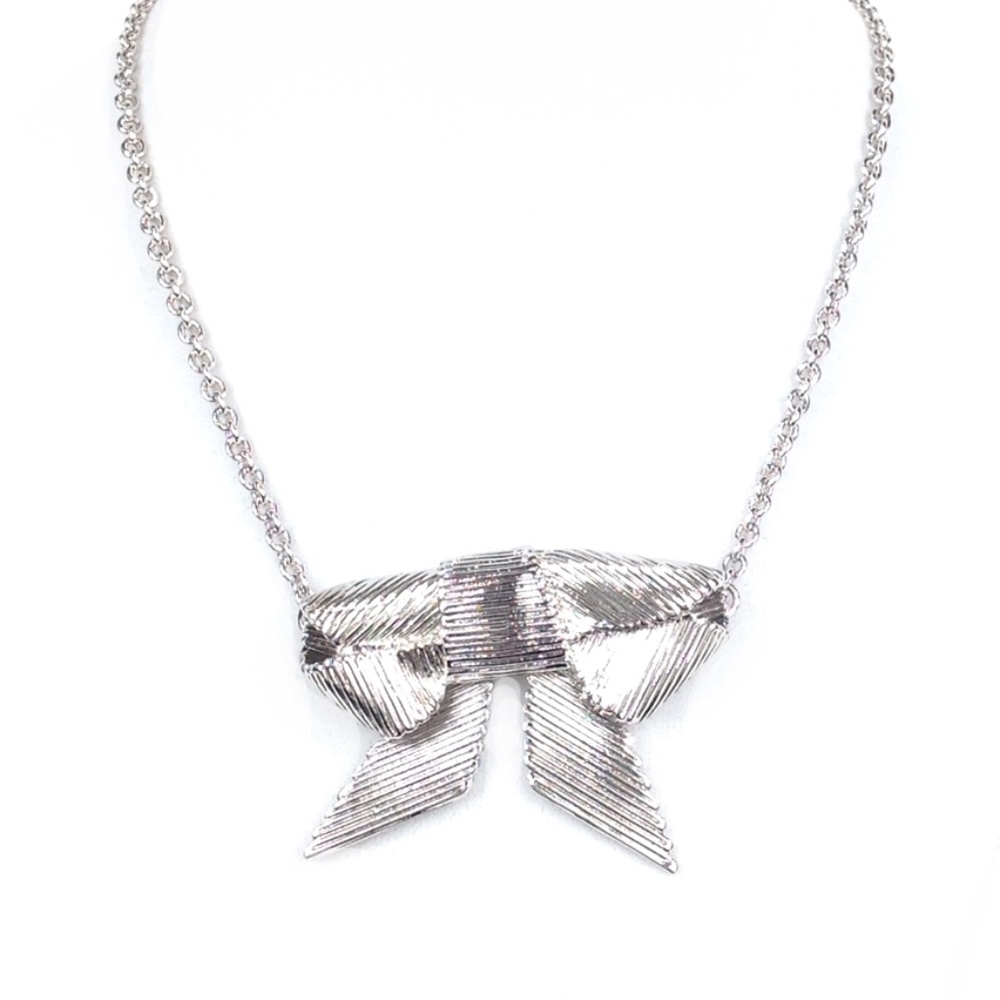 Kate Spade All Wrapped up bow pendant necklace silver perfect condition sold out